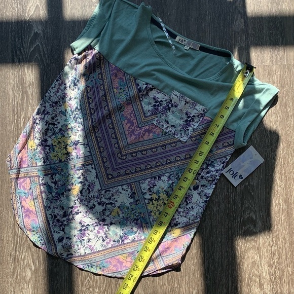 NWT. Jolt front pocket light summer top. Medium - Picture 8 of 9